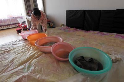 和静楼上漏水，住户失联，小区没物管，业主维权难！律师来支招……